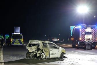 Die A555: Zwischen Köln und Bonn sind zwei Menschen verstorben – sie verbrannten in ihrem Auto.