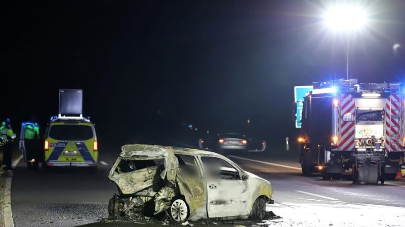 Die A555: Zwischen Köln und Bonn sind zwei Menschen verstorben – sie verbrannten in ihrem Auto.