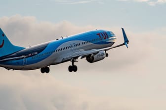 Flugzeug von TUI (Symbolbild): Der Reiseveranstalter erwirtschaftete noch letztes Jahr einen Verlust von 277 Millionen Euro.
