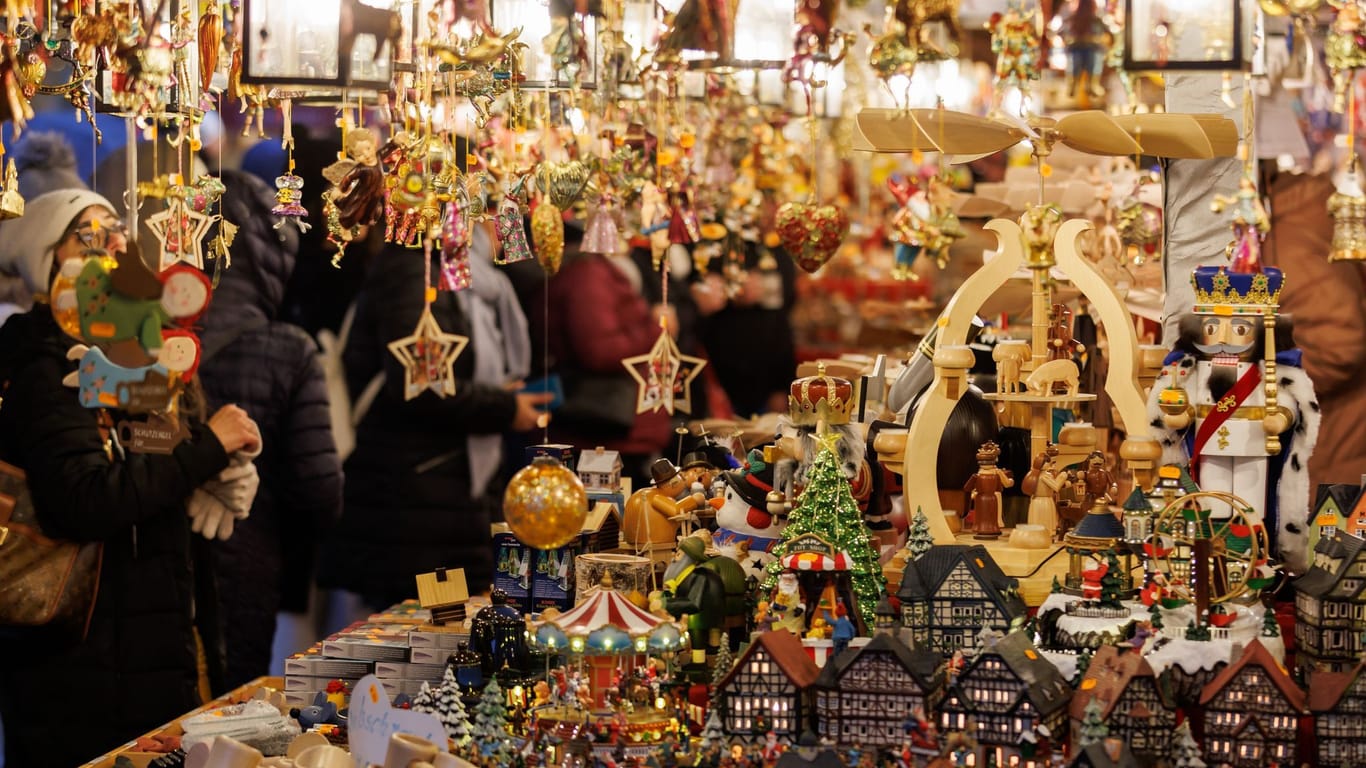 Weihnachtsschmuck steht auf dem Nürnberger Christkindlesmarkt zum Verkauf aus: Mit dem feierlichen Prolog eröffnet das Nürnberger Christkind am späten Nachmittag offiziell den diesjährigen Christkindlesmarkt.