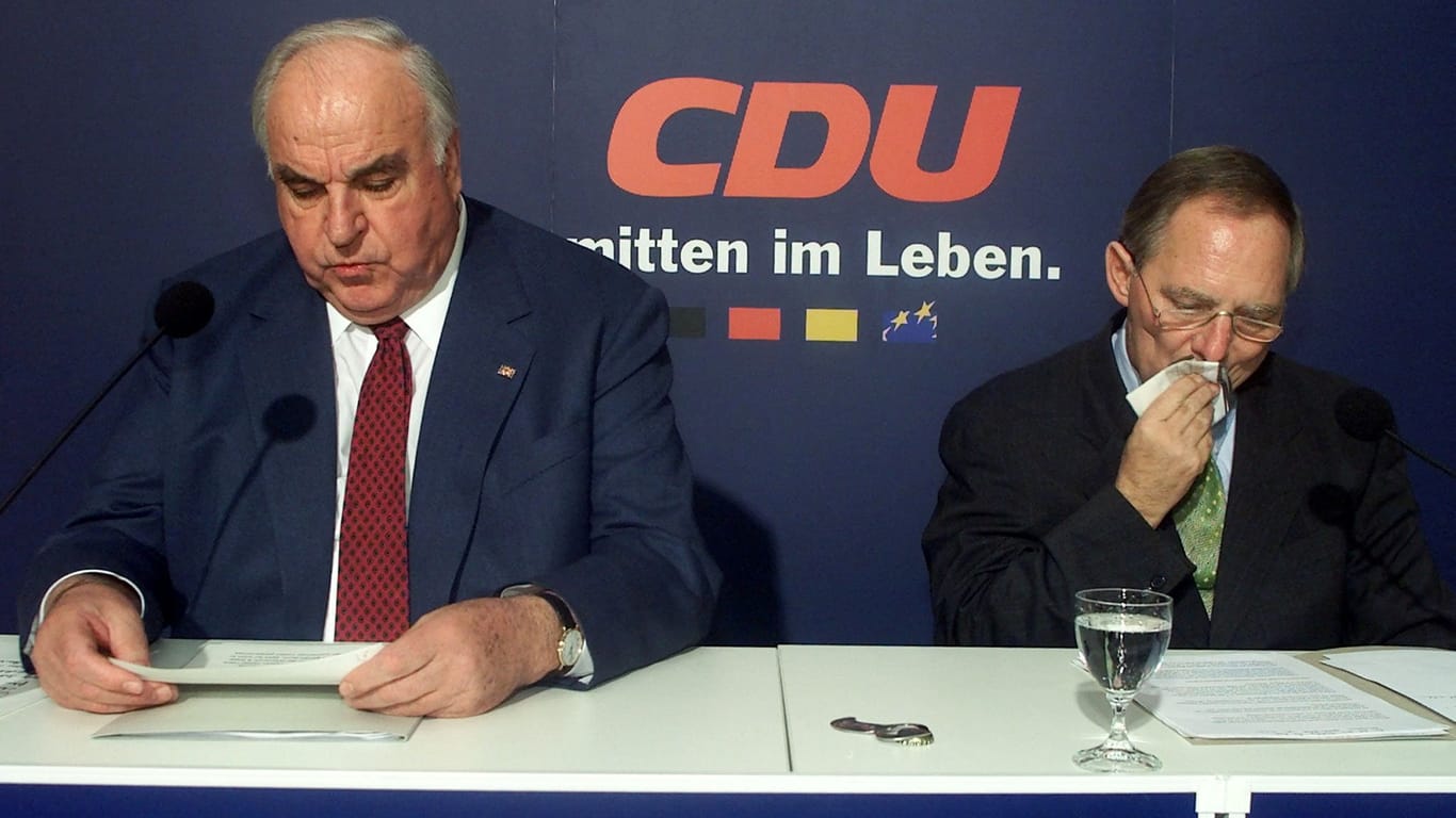 November 1999: Kohl räumt Verstöße gegen das Parteiengesetz ein.