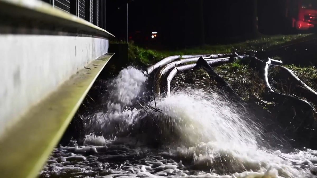 Hochwasser Aufnahmen zeigen Deichbrüche und Evakuierungen