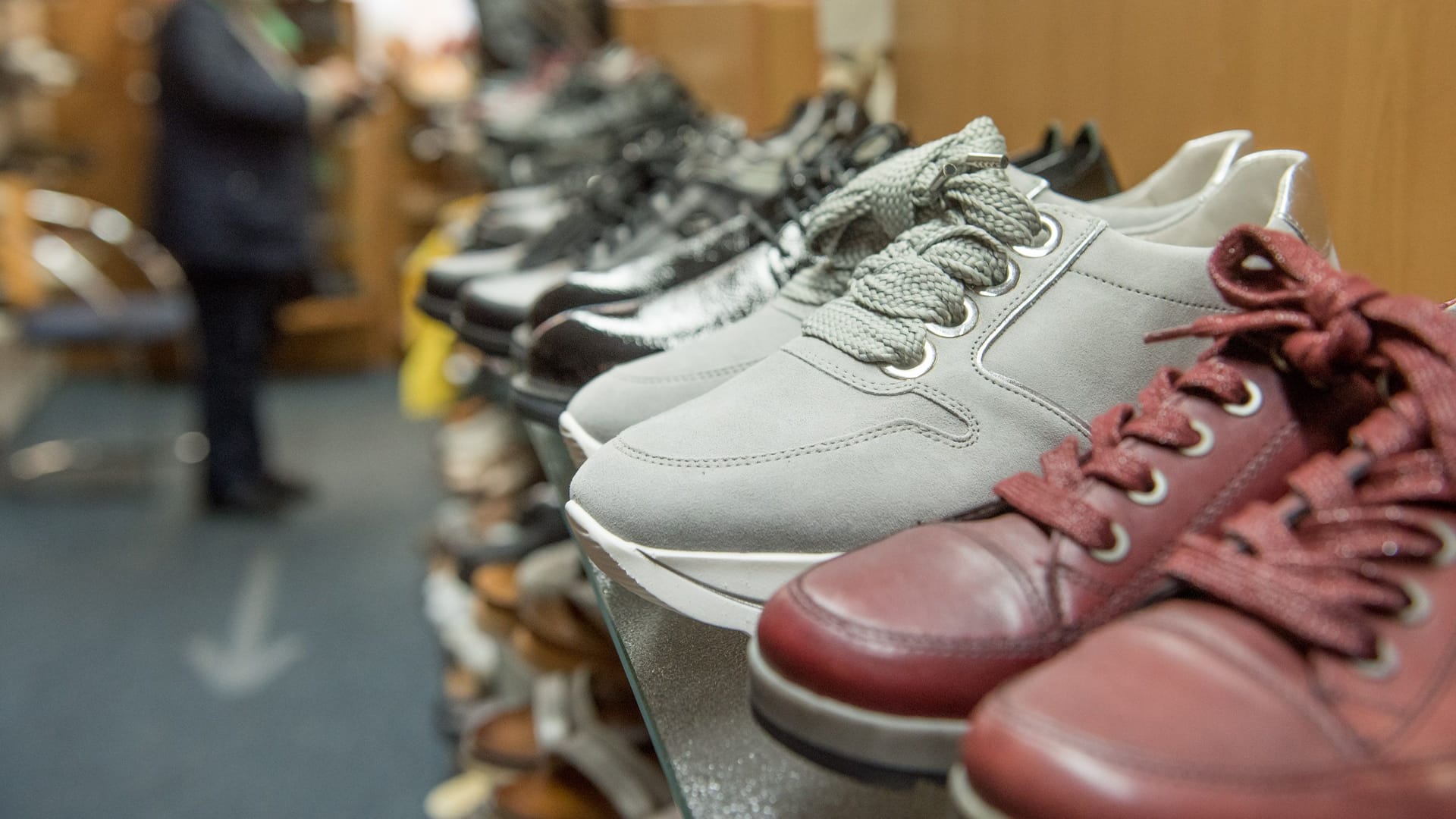 Schuhe in einem Schuhgeschäft (Symbolbild): Der Verkäufer verweigerte einer Frau den Umtausch. Schuhe in einem Schuhgeschäft (Symbolbild): Der Verkäufer verweigerte einer Frau den Umtausch.