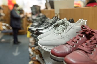 Schuhe in einem Schuhgeschäft (Symbolbild): Der Verkäufer verweigerte einer Frau den Umtausch.