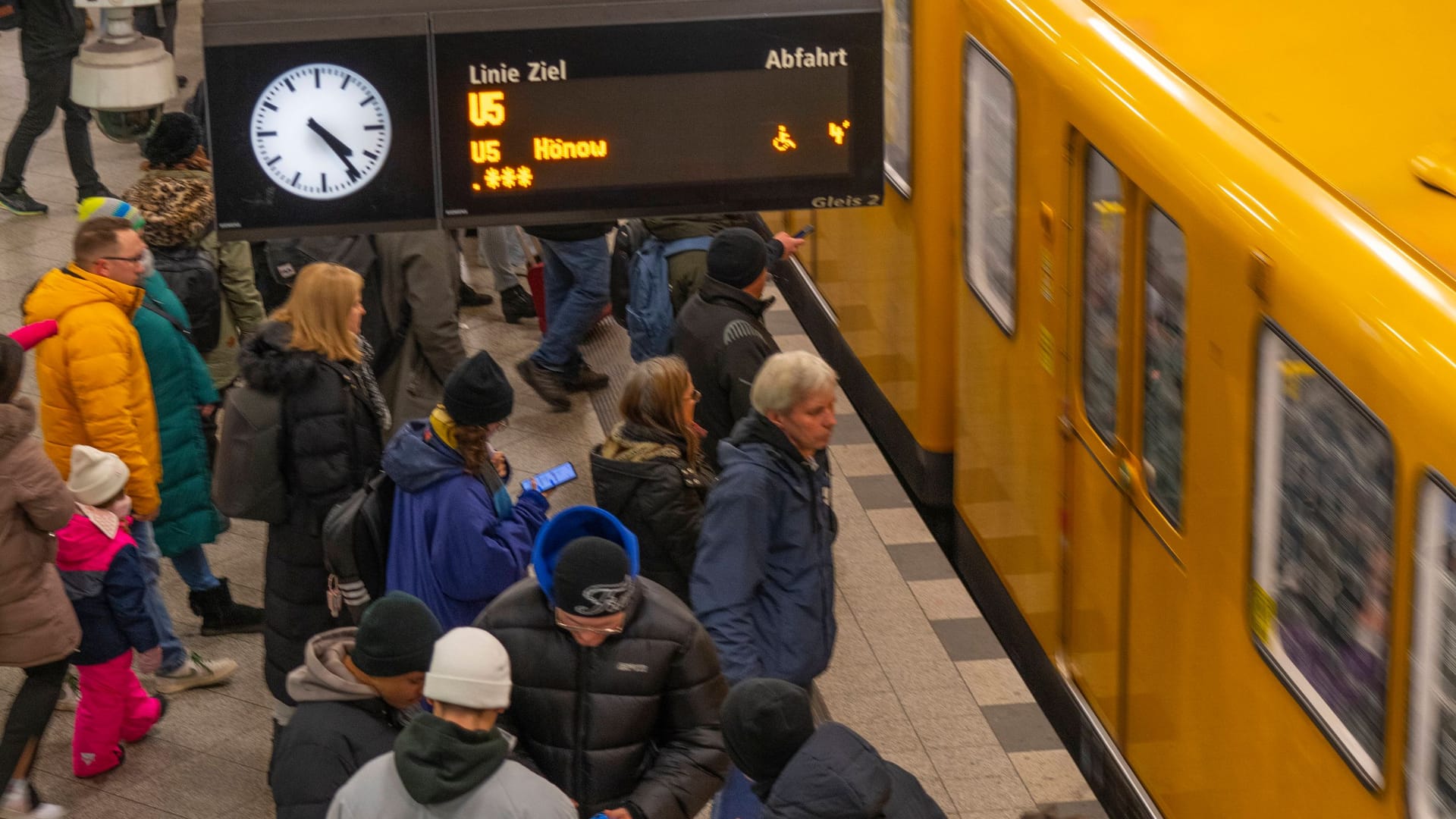 Reisende am Alexanderplatz (Symbolfoto): Hier wurde am Donnerstagabend ein verletzter Mann gefunden.