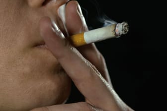 Jemand raucht eine Zigarette: Weltweit sinkt die Zahl der Tabaknutzer.