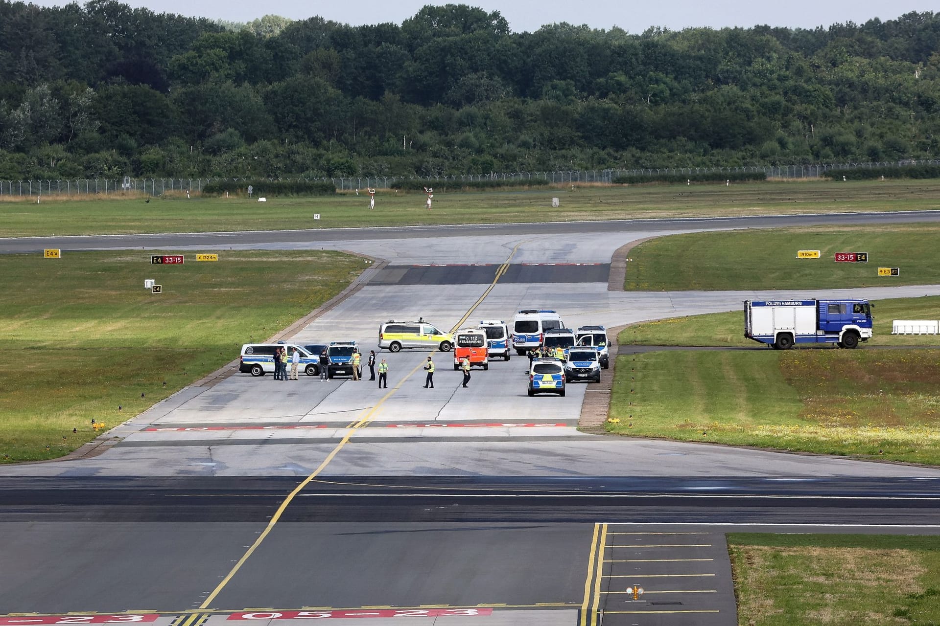 Aktion Letzte Generation am Flughafen Hamburg