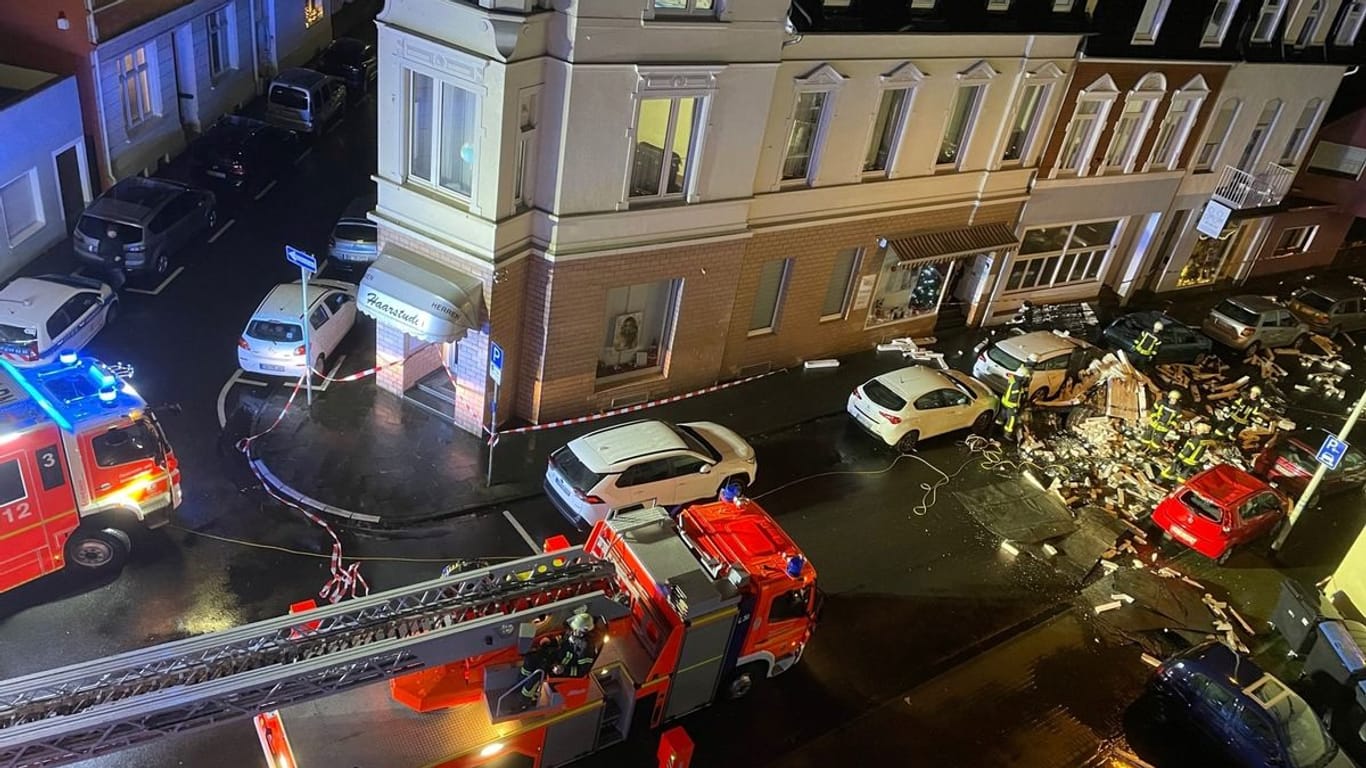 Auswirkungen des Sturmtiefs: Bei einem Haus an der Rheinstraße stürzten Dach- und Fassadenteile auf die Straße