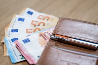 Geldbörse mit Euroscheinen (Symbolbild): 2024 steigt nicht nur der Mindestlohn, sondern auch die Verdienstgrenzen für Minijobs und Midijobs.