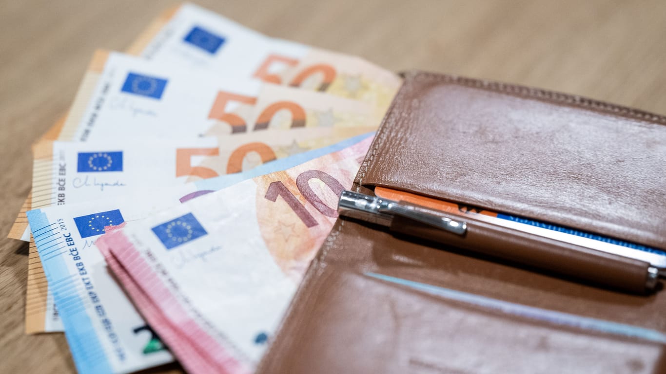 Geldbörse mit Euroscheinen (Symbolbild): 2024 steigt nicht nur der Mindestlohn, sondern auch die Verdienstgrenzen für Minijobs und Midijobs.