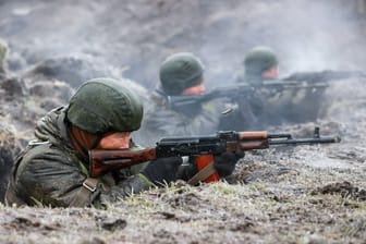 Russische Soldaten (Archivbild): Der Frontverlauf stagniert laut Experten.