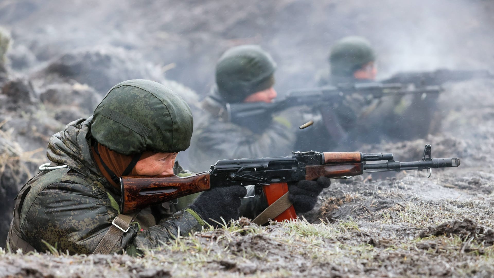 Russische Soldaten (Archivbild): Der Frontverlauf stagniert laut Experten.