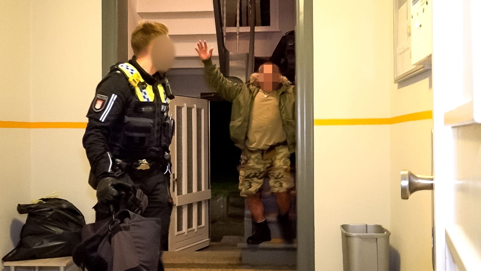 Polizeibeamte mit dem Verhafteten: Er wurde in einer psychiatrischen Einrichtung untergebracht. Polizeibeamte mit dem Verhafteten: Er wurde in einer psychiatrischen Einrichtung untergebracht.