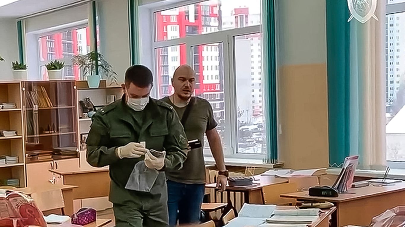 Horror an Schule in Russland: Ermittler suchen in den Räumen nach Hinweisen.