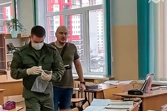Horror an Schule in Russland: Ermittler suchen in den Räumen nach Hinweisen.