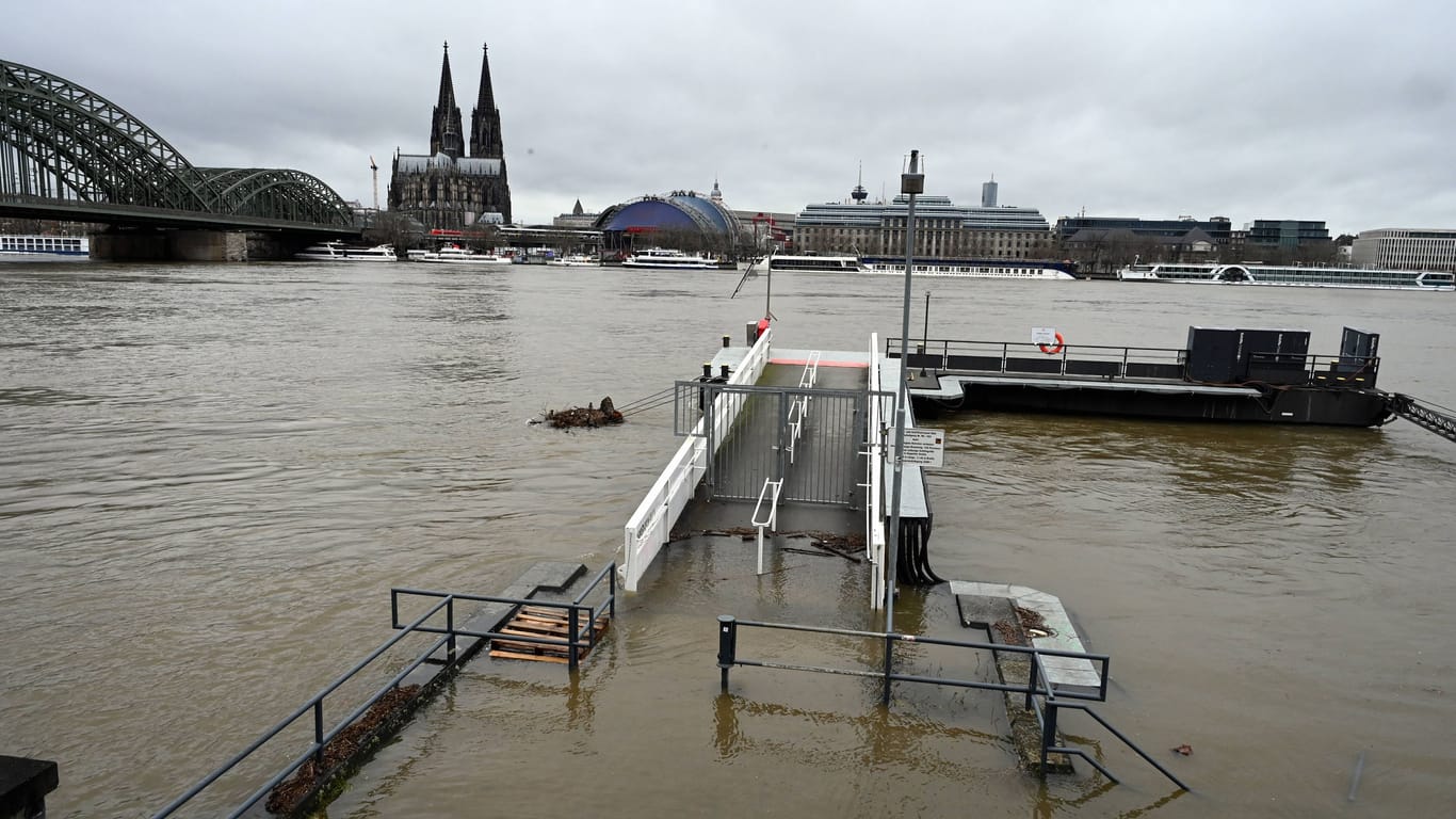 Die Lage am Rhein in Köln spitzt sich weiter zu.