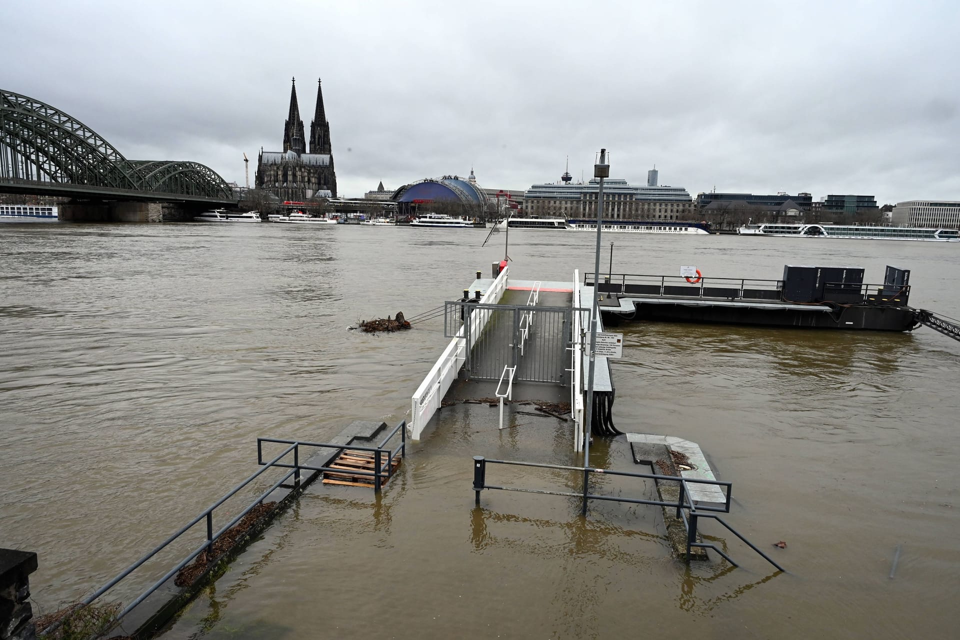 Die Lage am Rhein in Köln spitzt sich weiter zu.