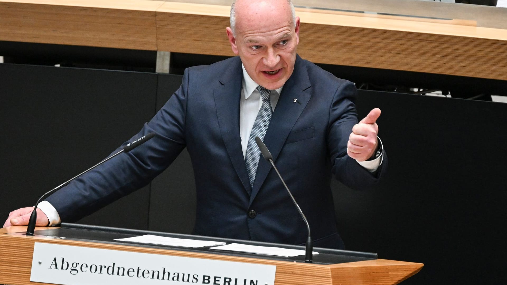 Kai Wegner (CDU), Regierender Bürgermeister von Berlin, bei der Marathonsitzung des Senats am Donnerstag, wo auch der RBB-Staatsvertrag beschlossen wurde.