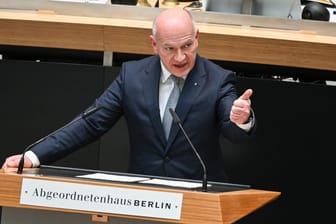 Kai Wegner (CDU), Regierender Bürgermeister von Berlin, bei der Marathonsitzung des Senats am Donnerstag, wo auch der RBB-Staatsvertrag beschlossen wurde.