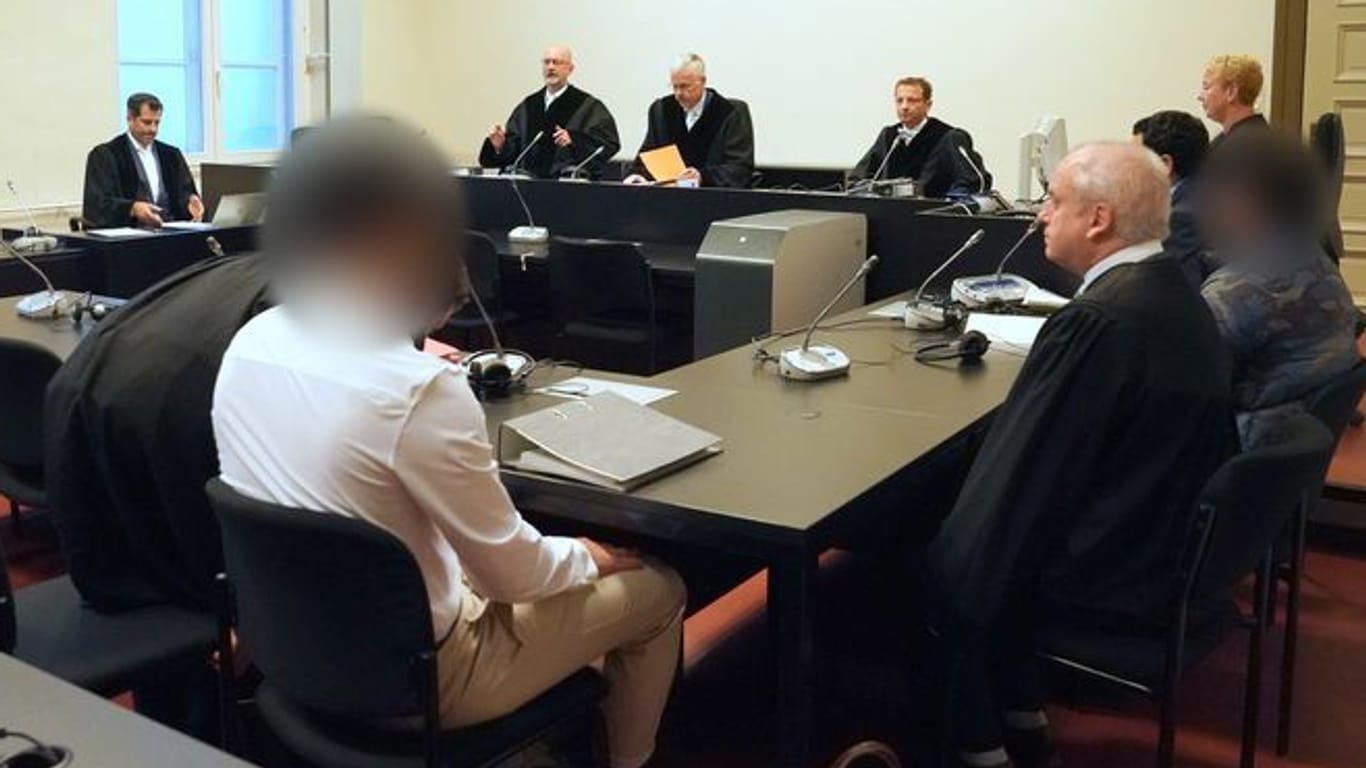 Die angeklagten Brüder neben ihren Anwälten zu Prozessbeginn vor Gericht (Archivbild): Jetzt fiel das Urteil.