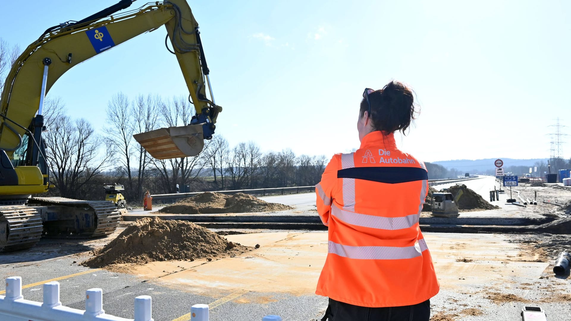 Eine Mitarbeiterin der Autobahnbetriebsgesellschaft überwacht die Arbeiten auf Höhe Moorburg (Archivbild): Hier soll ein neues Autobahnkreuz entstehen. Eine Mitarbeiterin der Autobahnbetriebsgesellschaft überwacht die Arbeiten auf Höhe Moorburg (Archivbild): Hier soll ein neues Autobahnkreuz entstehen.