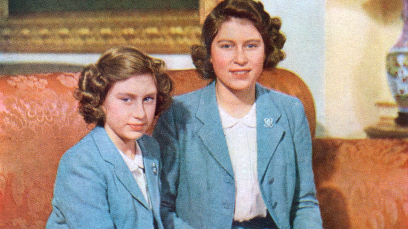 Queen Elizabeth II. und ihre Schwester Prinzessin Margaret im Jahr 1942