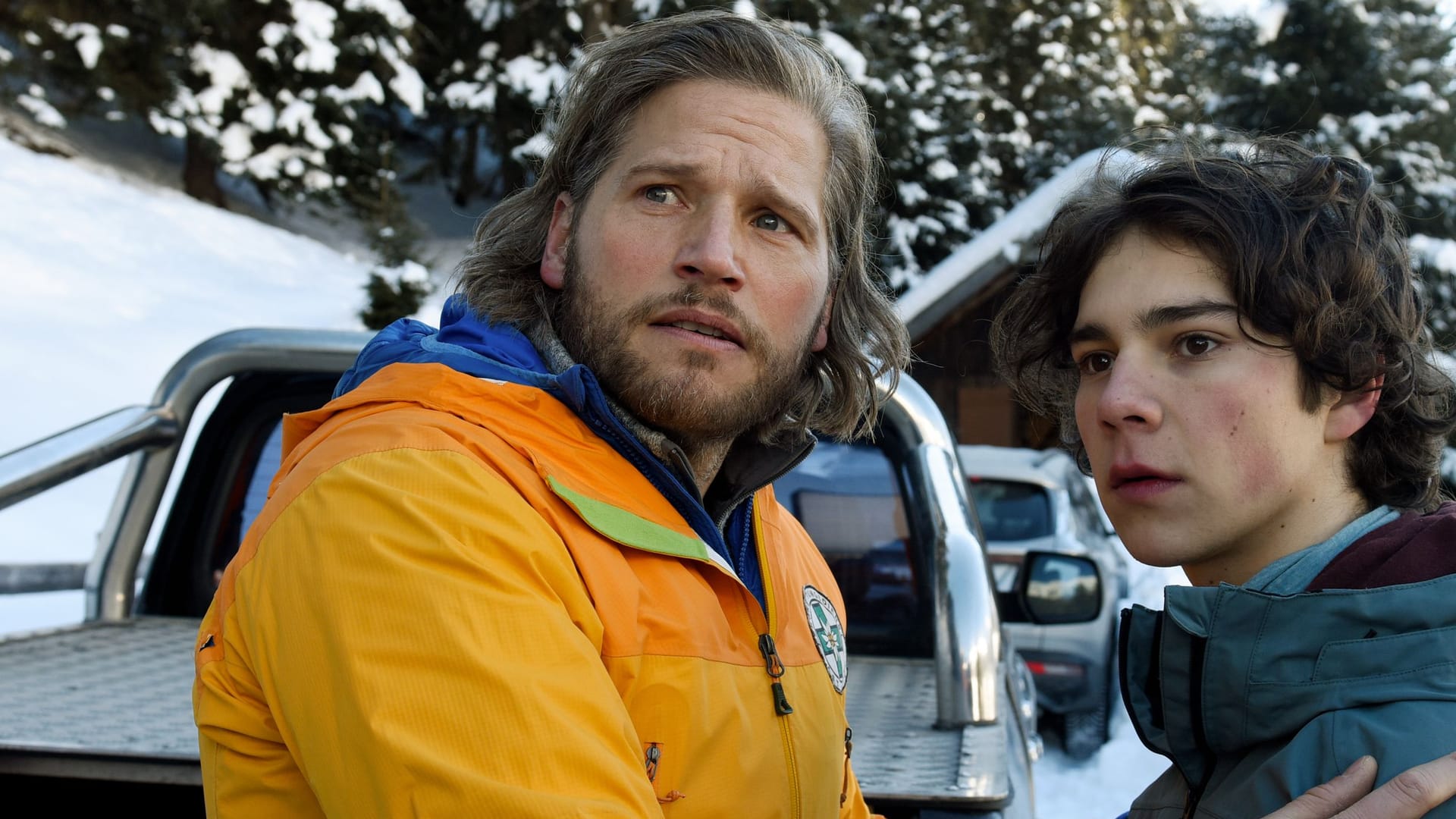 Sebastian Ströbel (Markus) und Carlo Krammling (Karl) in der "Bergretter"-Episode "Späte Reue".