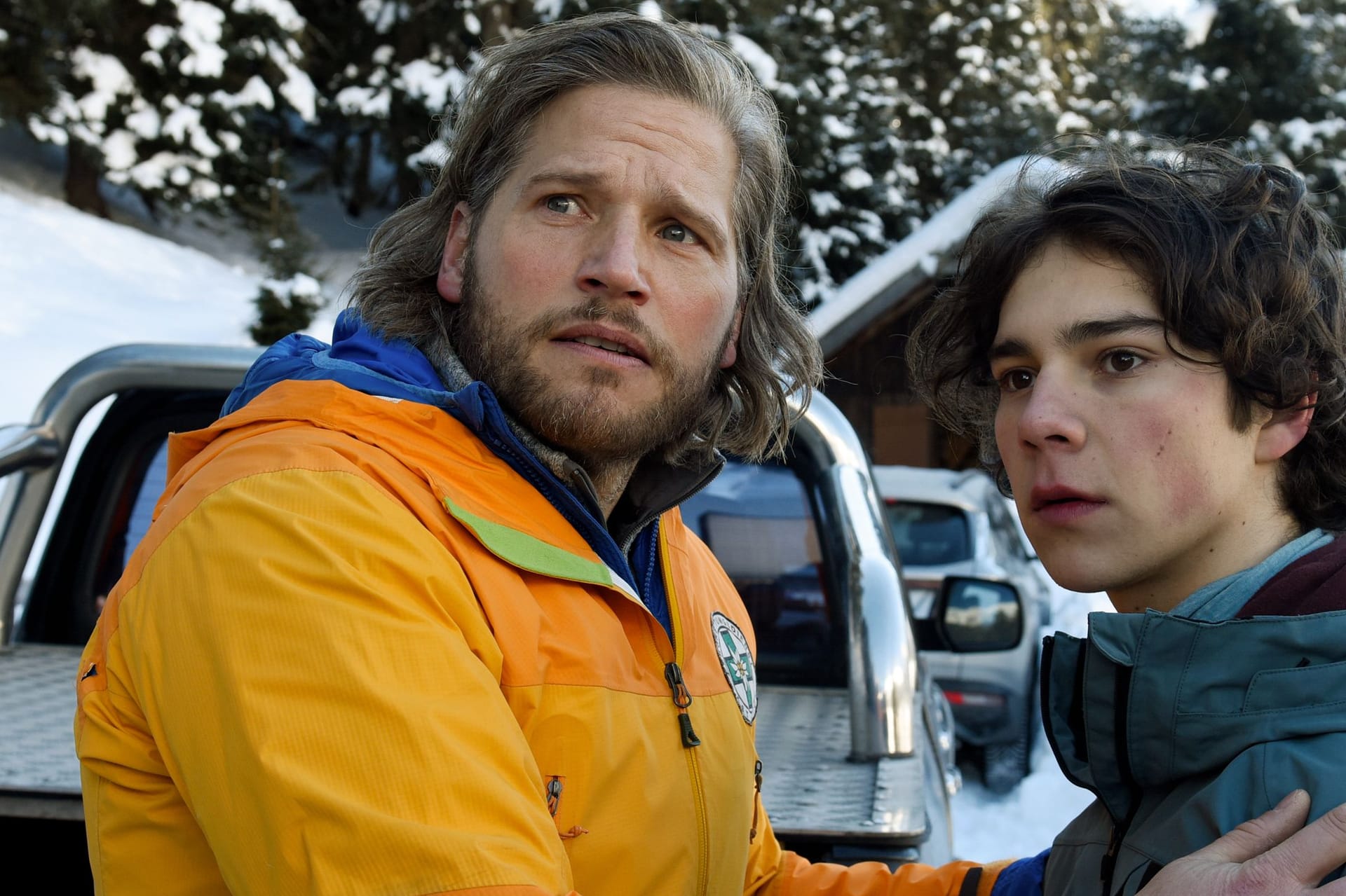 Sebastian Ströbel (Markus) und Carlo Krammling (Karl) in der "Bergretter"-Episode "Späte Reue".