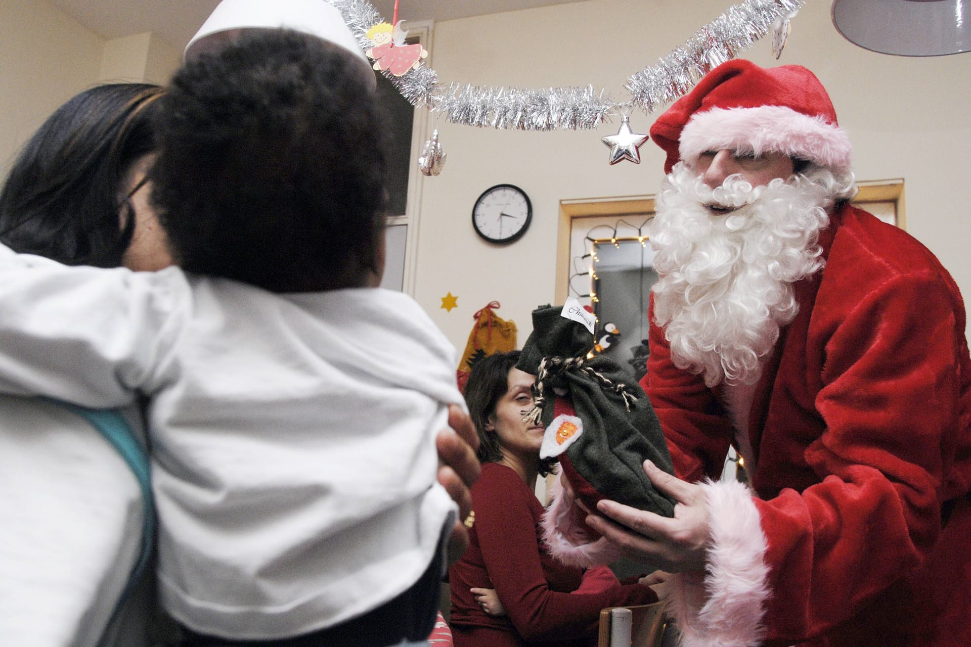 (Symbolfoto) Bereits im Jahr 2007 hat der Nikolaus das Mutter-Kind-Heim der JVA Frankfurt in Preungesheim besucht und Geschenke verteilt.