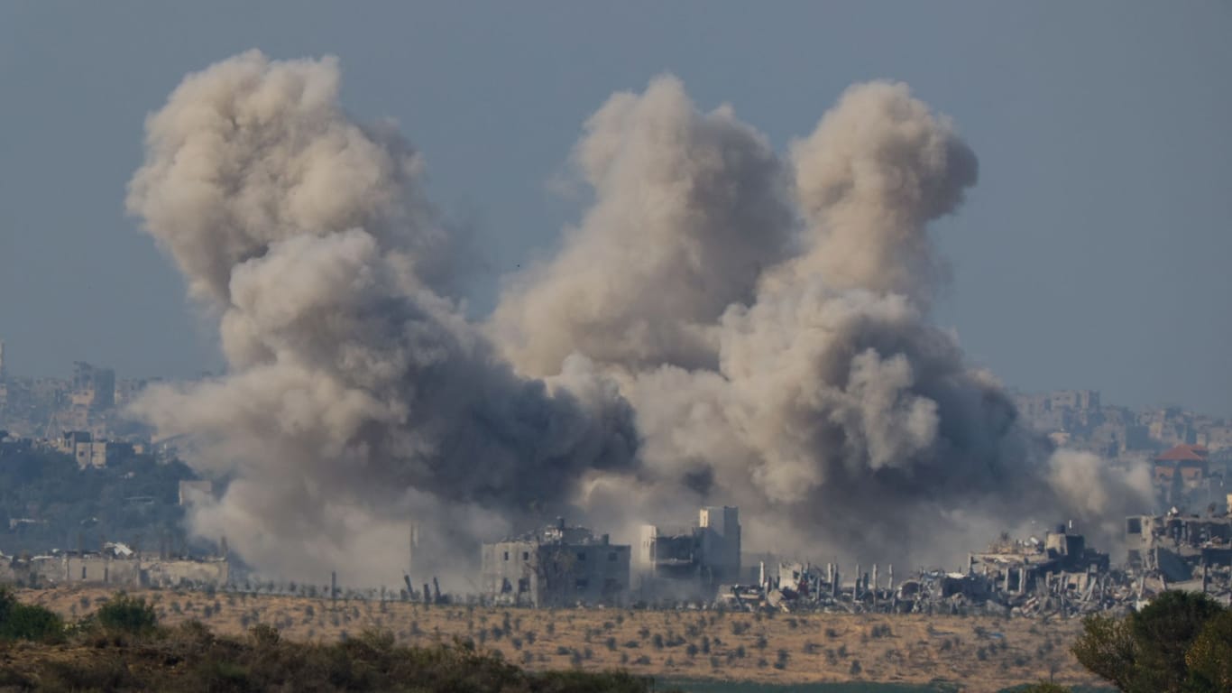 Rauchwolken in Gaza (Archivbild): Wie präzise sind die israelischen Angriffe?