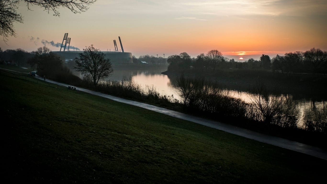 GER, Feature, Sonnenaufgang am wohninvest Weserstadion / 16.12.2020, Osterdeich, Bremen, GER, Feature, Sonnenaufgang am wohninvest Weserstadion im Bild Sonnenaufgang am wohninvest Weserstadion