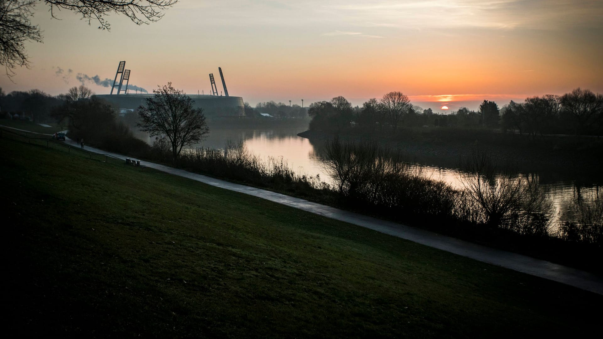 GER, Feature, Sonnenaufgang am wohninvest Weserstadion / 16.12.2020, Osterdeich, Bremen, GER, Feature, Sonnenaufgang am wohninvest Weserstadion im Bild Sonnenaufgang am wohninvest Weserstadion GER, Feature, Sonnenaufgang am wohninvest Weserstadion / 16.12.2020, Osterdeich, Bremen, GER, Feature, Sonnenaufgang am wohninvest Weserstadion im Bild Sonnenaufgang am wohninvest Weserstadion