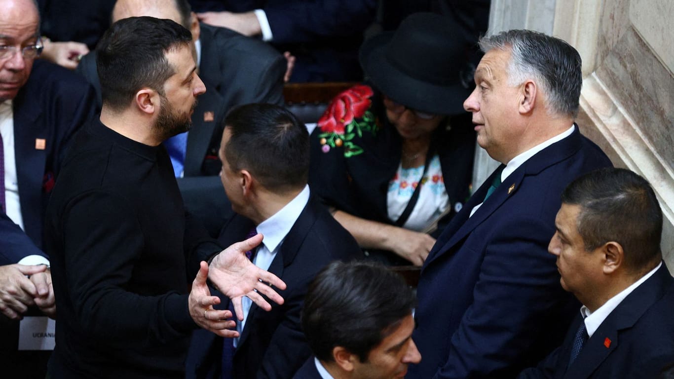 Viktor Orbán (2.v.r.) und Wolodymyr Selenskyj (2.v.l) in Argentinien: Sie sollen sich auch über den EU-Beitritt der Ukraine ausgetauscht haben.