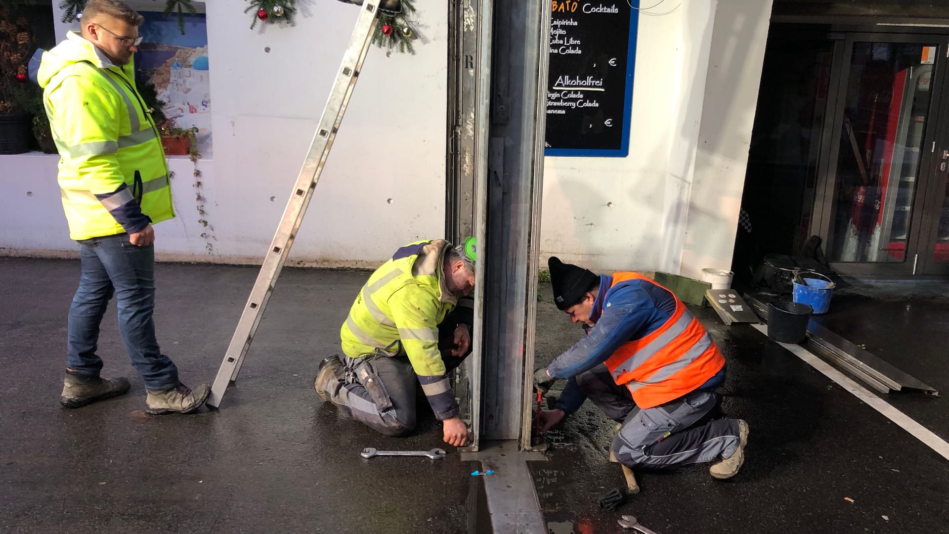 Arbeiter setzen am Donnerstagmorgen am Unteren Rheinwerft Stahlstützen in die Verankerungen.