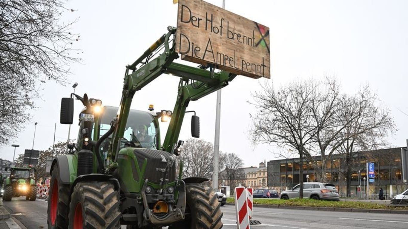 Landwirte demonstrieren vor dem baden-württembergischen Landtag in Stuttgart gegen die Agrarpolitik der Bundesregierung.