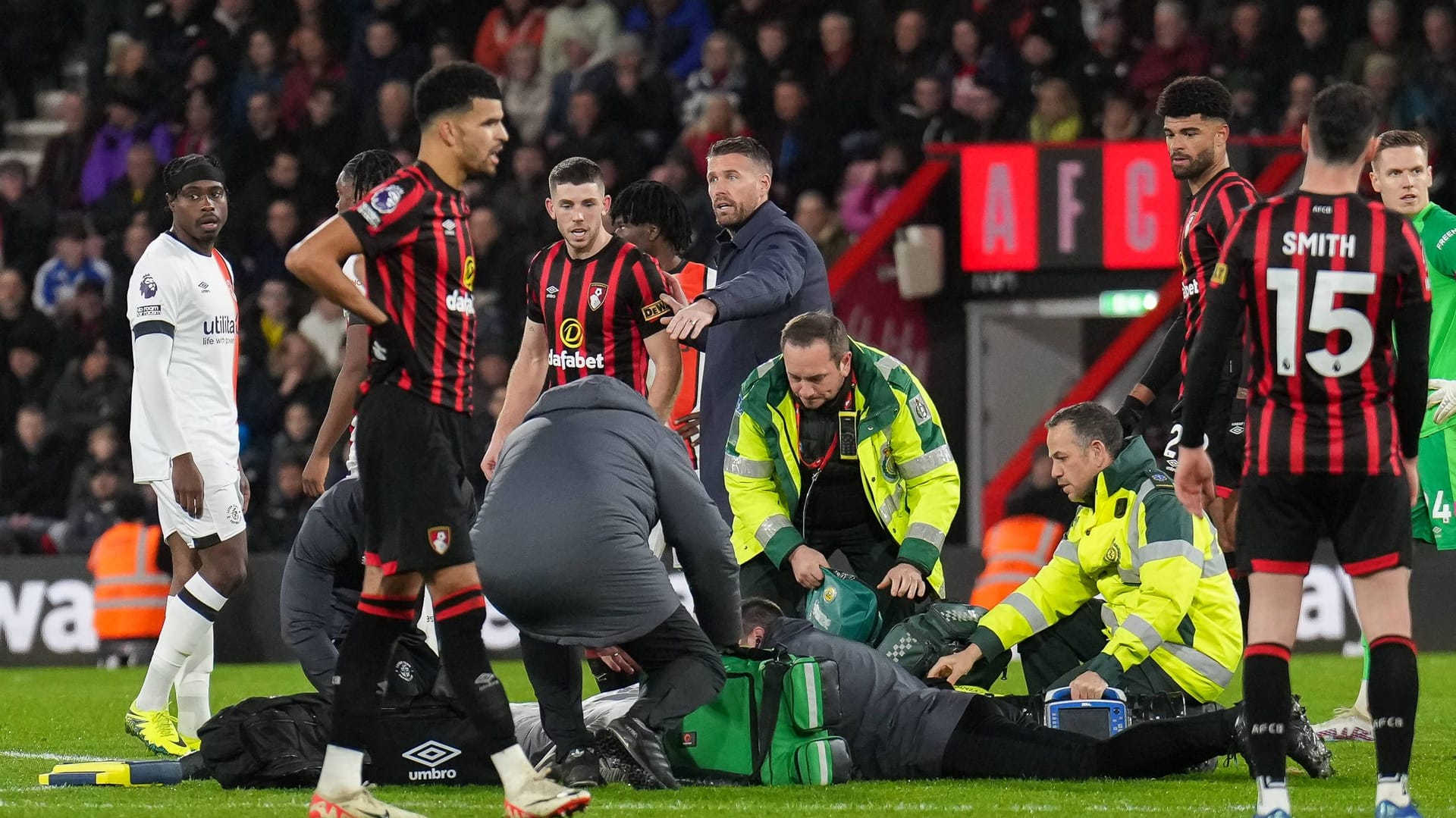 Schlimme Bilder: In Bournemouth musste Lockyer (verdeckt) minutenlang auf dem Platz behandelt werden.