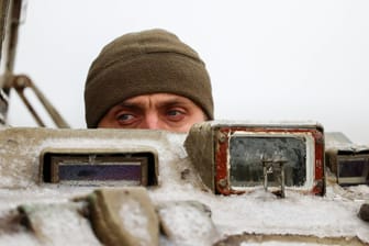 Ein russischer Soldat (Archivbild): Der Winter stellt die Truppen vor große Herausforderungen.