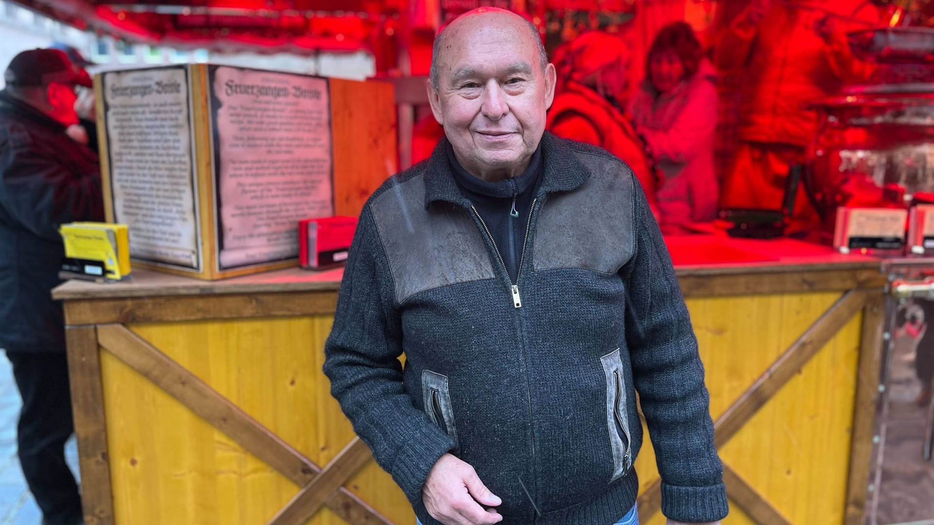 Lorenz Kalb an seinem Stand auf dem Christkindlesmarkt: Hier verkauft er Feuerzangenbowle.