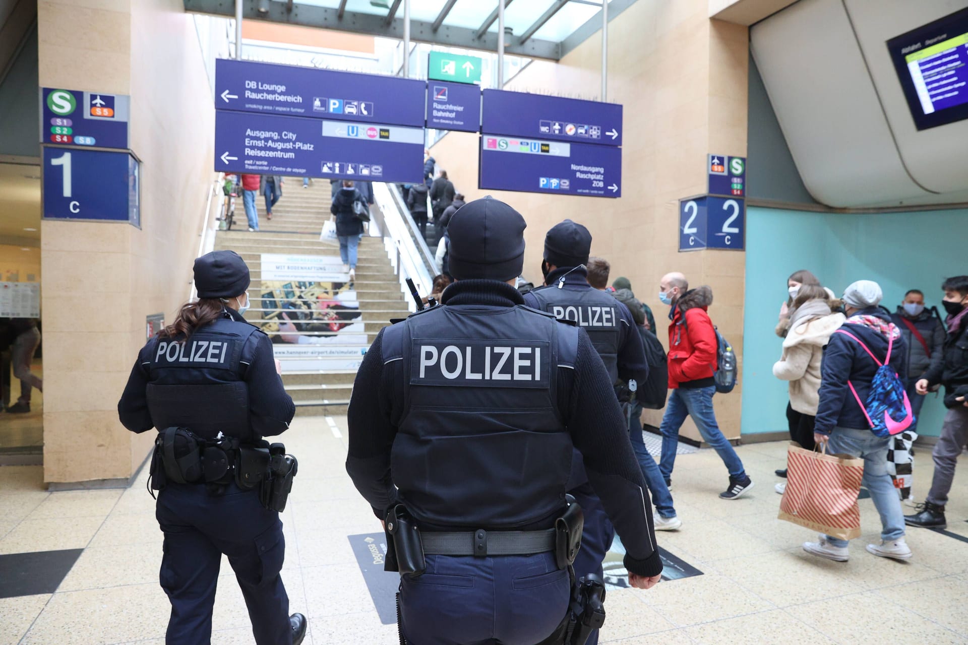 Bundespolizisten am Hauptbahnhof Hannover (Symbolbild): Die Zeugen sollen die Auseinandersetzung Anfang Dezember beobachtet haben.