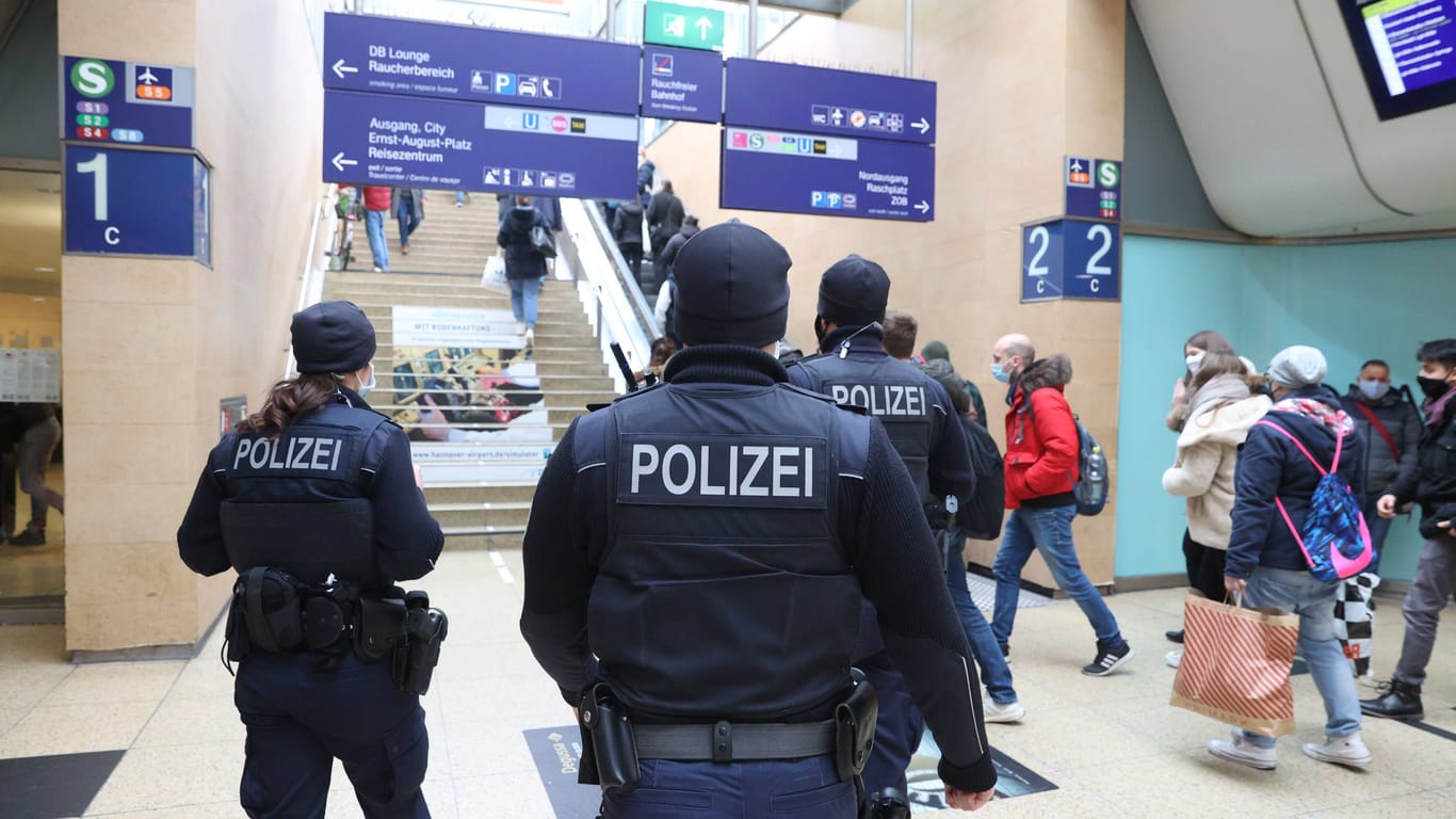 Bundespolizisten am Hauptbahnhof Hannover (Symbolbild): Die Zeugen sollen die Auseinandersetzung Anfang Dezember beobachtet haben.