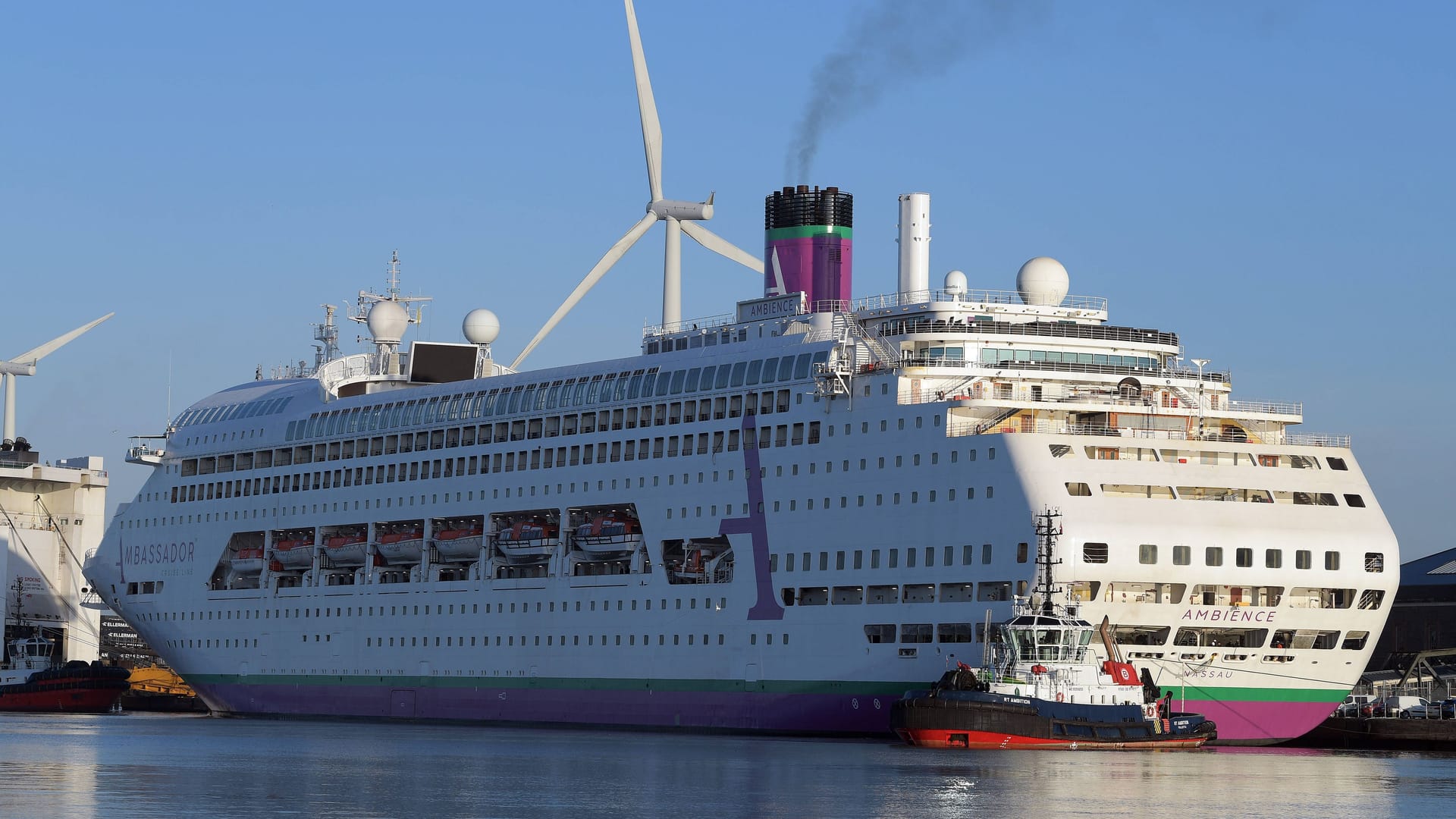 Das Kreuzfahrtschiff "Ambience" (Archivfoto): Bereits zum zweiten Mal muss das Schiff über Weihnachten und Neujahr im Hafen bleiben. Das Kreuzfahrtschiff "Ambience" (Archivfoto): Bereits zum zweiten Mal muss das Schiff über Weihnachten und Neujahr im Hafen bleiben.