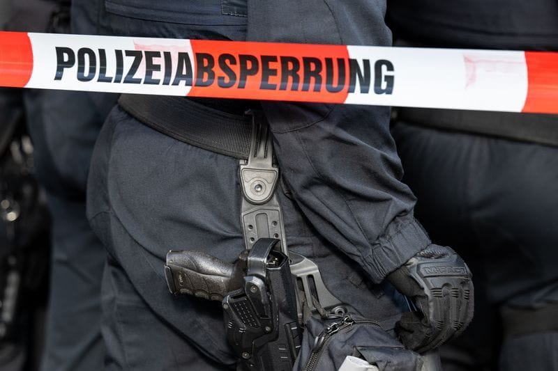 Polizisten stehen hinter einem Polizei-Flatterband (Symbolfoto): Bislang gebe es keine Hinweise auf den Täter, teilten die Beamten mit.