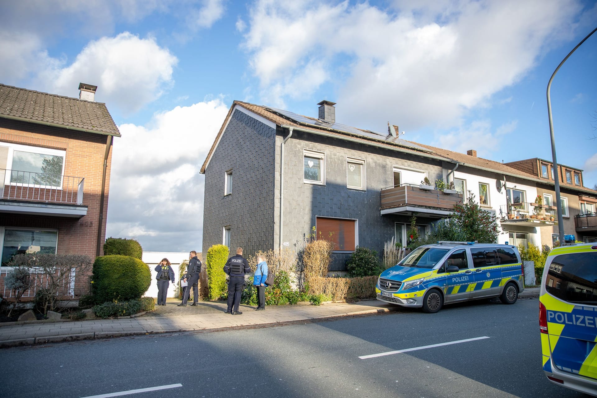 Großeinsatz in der Überruhrstraße: Ein 38-Jähriger schoss mit einem Gewehr vom Balkon aus in die Luft.