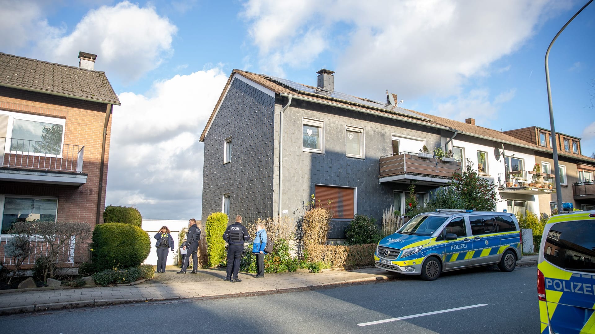 Großeinsatz in der Überruhrstraße: Ein 38-Jähriger schoss mit einem Gewehr vom Balkon aus in die Luft. Großeinsatz in der Überruhrstraße: Ein 38-Jähriger schoss mit einem Gewehr vom Balkon aus in die Luft.