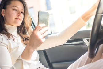 Nützliche Helfer: Mit den richtigen Apps wird das Autofahren in der Weihnachtszeit angenehmer und sicherer. Aber nicht während der Fahrt nutzen.