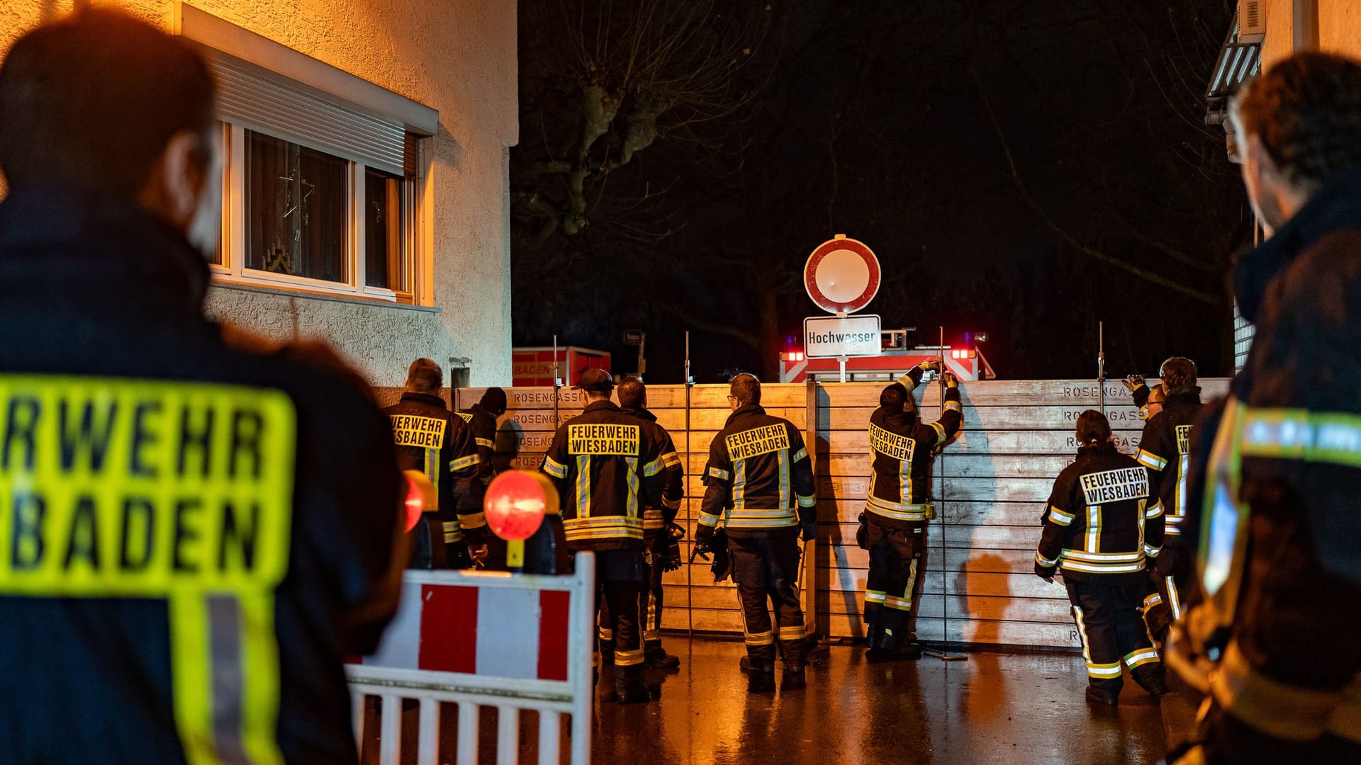 Hier Baut die Feuerwehr eine Mauer zur Vorsorge. In Wiesbaden und anderen Teilen Hessens könnte sich die Hochwasserlage schnell ändern.