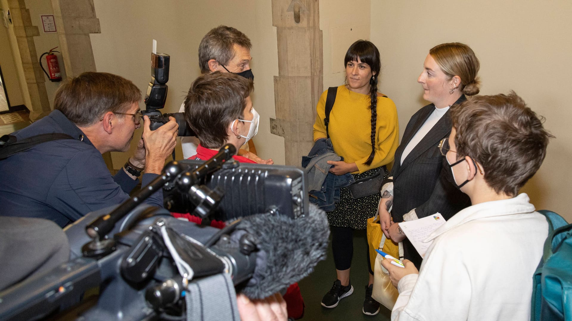 Klägerin Gabrielle Lebreton mit ihrer Rechtsanwaeltin Leonie Thum in 2022 (Archivbild): Der Fall sorgte für ein großes Medieninteresse.