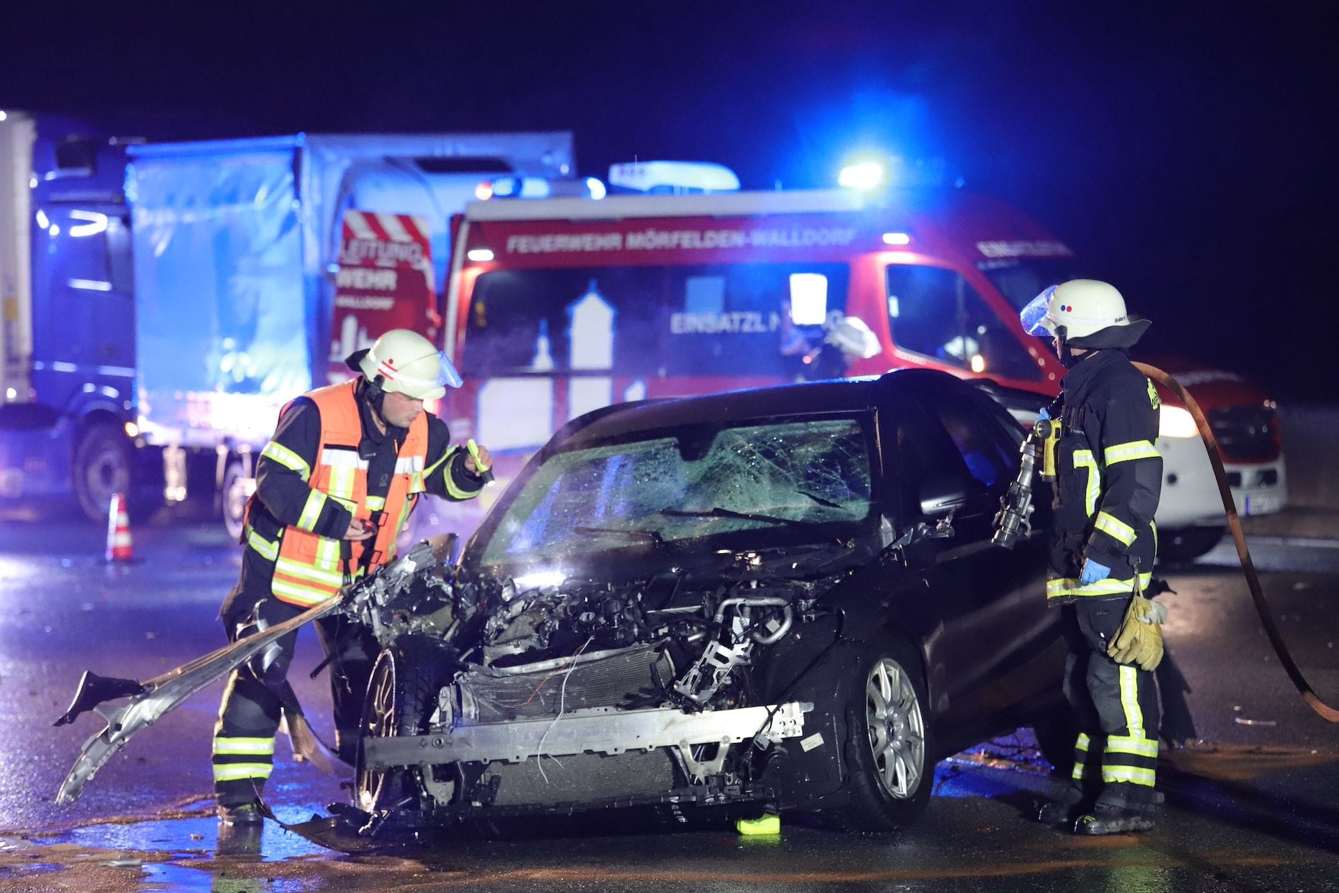 Unfall auf der A5: Wegen des großen Trümmerfeldes musste die Strecke für rund eine Stunde gesperrt werden.