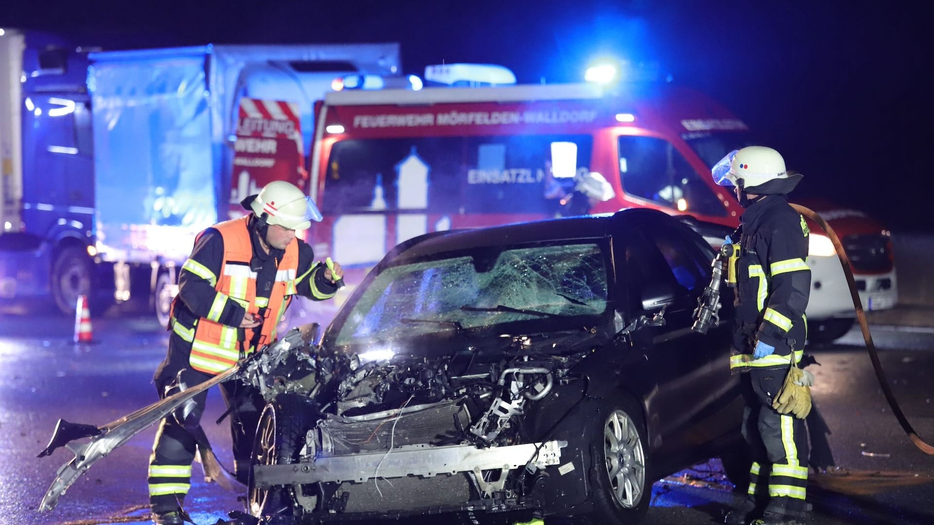 Unfall auf der A5: Wegen des großen Trümmerfeldes musste die Strecke für rund eine Stunde gesperrt werden.