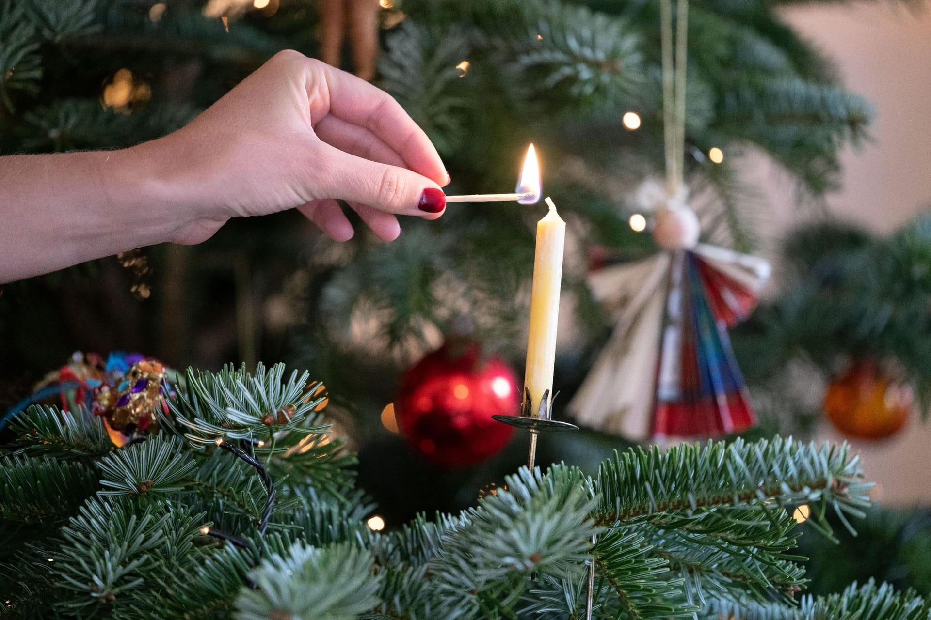 Kerze am Weihnachtsbaum